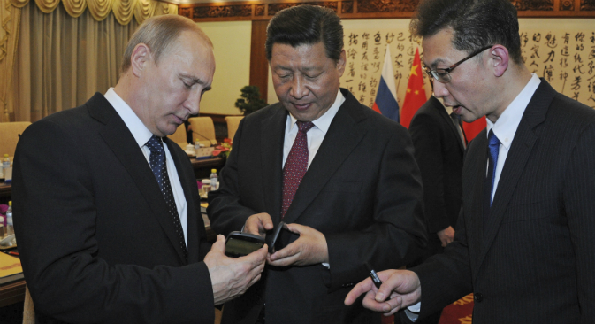 Puting and Xi talking over new Russian smartphone. Source: Reuters
