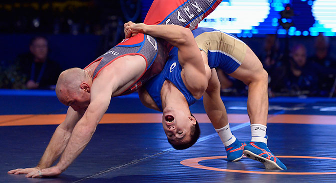 Roman Vlasov (in blue) in action against Mark Overgaard Madsen in their men's 75 kg gold medal match at the Wrestling World Championships in Las Vegas, Sept.7. Source: EPA