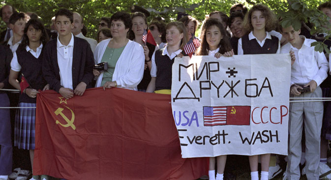 Washington dwellers waiting for USSR President Mikhail Gorbachev's arrival, June 30, 1990. Source:  Yuryi Abramochkin / RIA Novosti