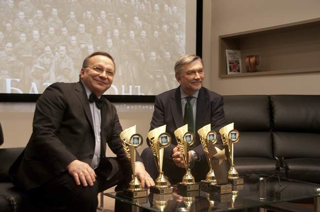 El embajador ruso Yuri Korchagin entrega al productor Igor Ugólnikov los premios recibidos en los festivales de Málaga y Marbella.