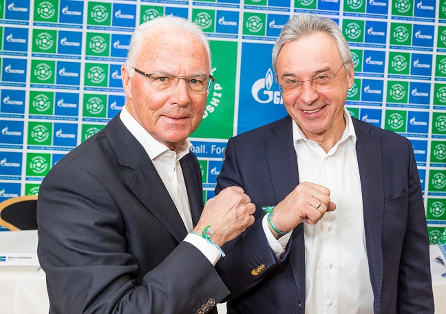 L'ex calciatore tedesco Franz Beckenbauer e Viacheslav Krupenkov, direttore di Gazprom in Germania durante la presentazione dell’evento sportivo.