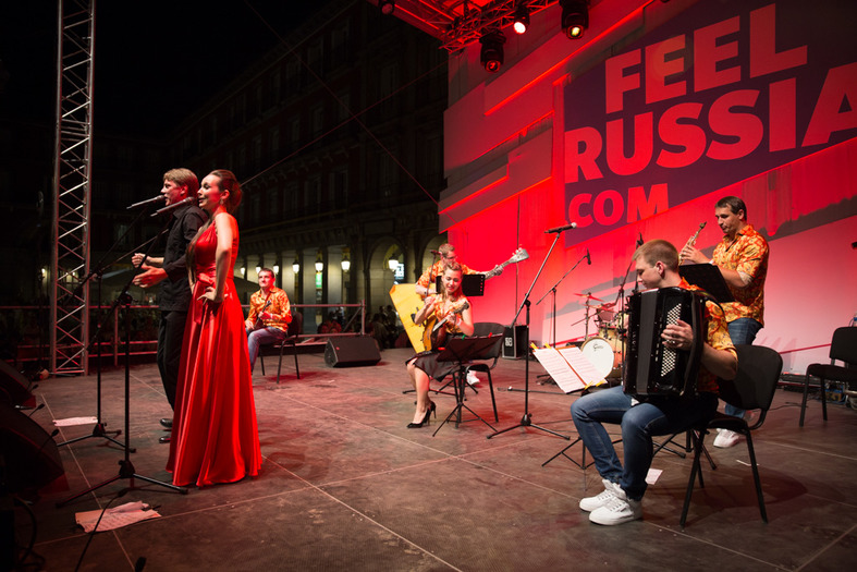 Junto a ella estuvo el también solista del Teatro Mariinski, Denís Sedov, acompañados por el grupo Bis-Quit, un innovador y aclamado grupo que mezcla la música tradicional con el jazz. 