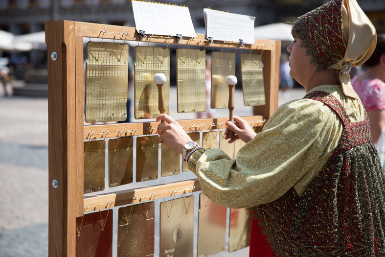 El grupo "Las campanas de Rusia" realizó un taller abierto de composición en campanas planas. Este instrumento se ha convertido en el símbolo del festival "Feel Russia".