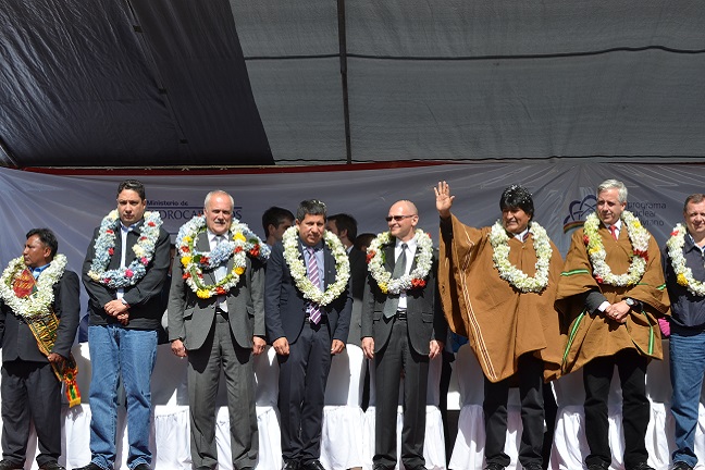 Representantes da Rosatom reunidos com o presidente Evo Morales (terceiro da dir. à esq.)