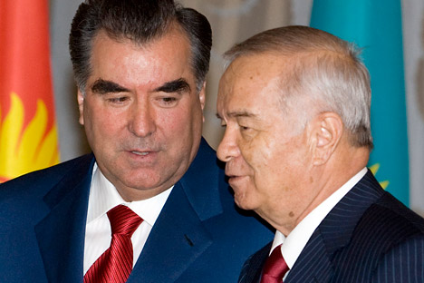 El presidente tayiko Emomali Rachmon (derecha) con el presidente uzbeko Islam Karímov. Foto: Reuters / Vostock Photo.