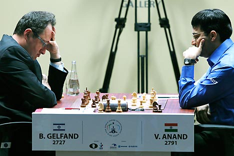 Anand empezó a jugar el jueves con las blancas y empató con Gelfand, a pesar de que este usó la defensa Grünfeld por sorpresa y de sus acostumbradas idas y venidas paseando al lado de la tabla. En su segundo encuentro del sábado el resultado también 