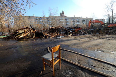 El centro cultural Octubre de la calle Malinóvskogo al noroeste de Moscú fue derribado el pasado día 18 de noviembre de 2011. Fuente: RIA Novosti.