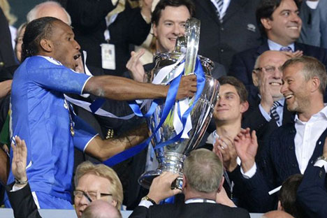 Didier Drogba ofrece a Abramovich el trofeo de la Champions League. Fuente: AP