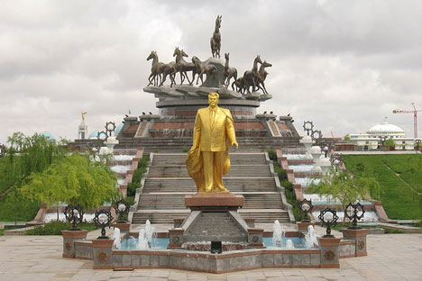 Estatua de Niyasov, presidente de Turkmenistán de 1985 a 2006. Fuente: Flickr/ Martinjn.Munneke.