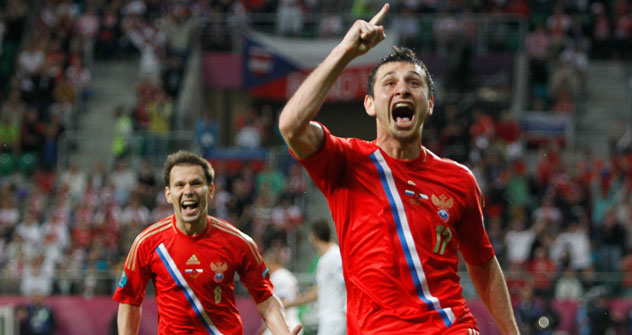 Jugadores rusos celebran el gol que decidió el partido, el tercero, de Dzagoev. Foto: UEFA.com.