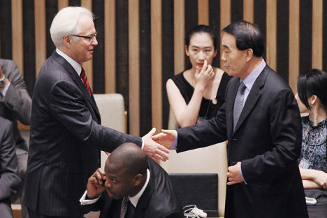 El embajador chino Li Baodong y el ruso Vitali Churkin se dan la mano antes de la votación. Fuente: Getty Images / Fotobank
