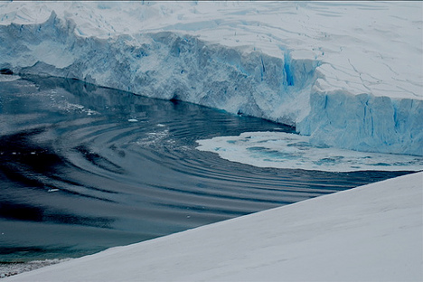Masa de hielo descongelandose en la Antártida. Fuente: Flickr/ Matty.
