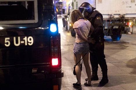 La policía detiene a una joven. Fuente: Reuters.