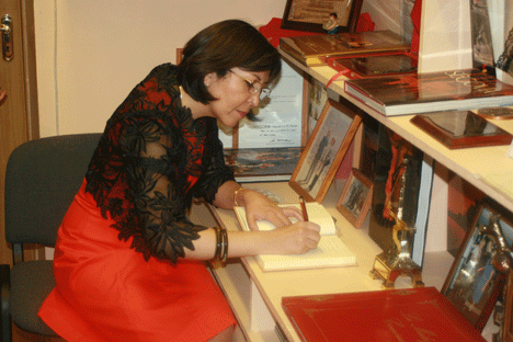 María Luisa Ramos Urzagaste, embajadora de Bolivia en Moscú, firma en el libro de honor del colegio público Cervantes. Fuente: Alex Pávlovich.