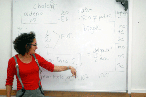 Una profesora de Español como Lengua Extranjera (ELE) impartiendo clases en el Instituto Cervantes de Moscú. Fuente: Alex Pávlovich.
