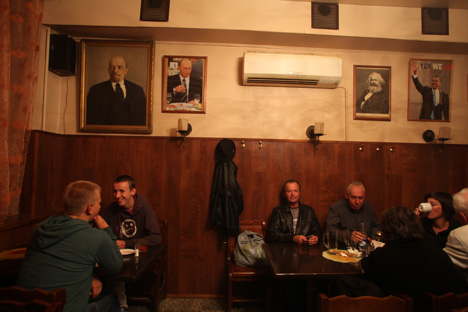 Ryumochnaya was similar to pubs in England, as a place where career professionals might go after the end of a hard day’s work. Source: Kommersant.