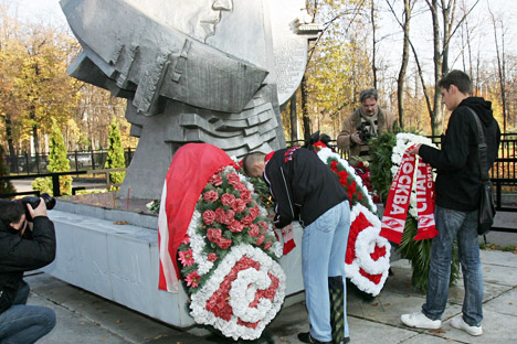 Aficionados del Spartak colocan coronas de flores en memoria de los fallecidos. Fuente: PhotoXPress