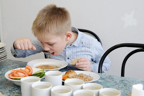 Los niños de hoy en día comen platos soviéticos. Fuente: ITAR-TASS.