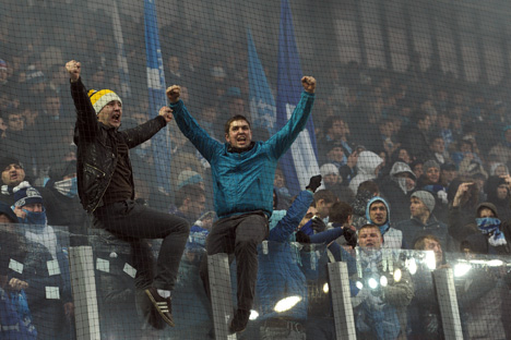 El equipo peterburgués ha sido condenado por el lanzamiento de un petardo por parte de uno de sus seguidores durante el partido contra el Dinamo de Moscú. Fuente: Kommersant