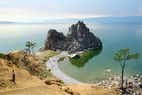 El moscovita Serguéi Yereméev abandonó su trabajo en una multinacional y vive modestamente en la isla situada en el lago Baikal. Fuente: flickr / elrentaplats