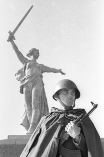 Un monumento conmemorativo en pretende restituir el nombre a 17.000 combatientes soviéticos en defensa de la ciudad. Fuente: ITAR-TASS