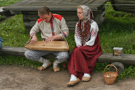 Un joven toca un instrumento esloveno antiguo llamado 'gusli'. Fuente: Oleg Serdechnikov