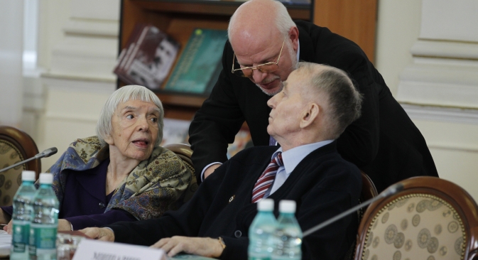 Ludmila Alexeévna, presidente de Moscow Helsinki Group, junto a MIjaíl Fedotov (en el centro), del Consejo de Derechos Humanos. Fuente: ITAR-TASS.