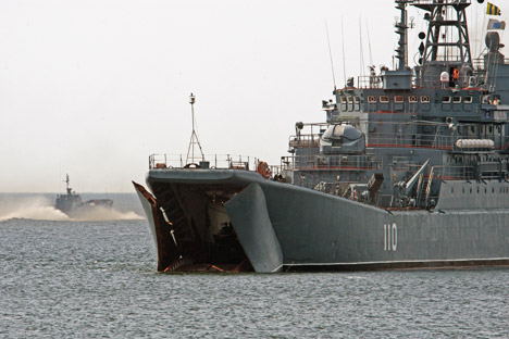 El navío de desembarco "Alexánder Shabalin" durante una instrucción de la flota báltica, que participaría en la operación de evacuación rusa en Siria. Fuente: RIA Novosti / Ígor Zarembo