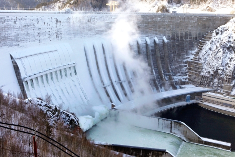 La central hidroeléctrica Sayano–Shushenskaya en el río Yenisei. Fuente: Reuters / Vostock photo