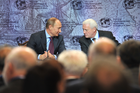 Nikolái Kasimov con Vladímir Putin en la Reunión de la Sociedad Geográfica Rusa. Fuente: ITAR-TASS