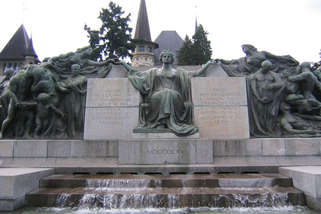 Monumento erigido en Berna (Suiza) a la Unión Telegráfica Internacional, organismo predecesor de la Unión Internacional de Telecomunicaciones. Fuente: wikipedia / gdr