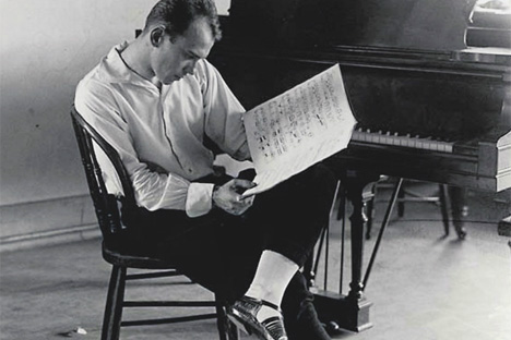 Vaslav Nijinsky en el estudio, leyendo partituras (1922). Fuente: Servicio de prensa