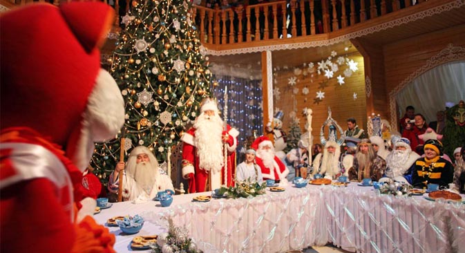 La traducción literal de Ded Moroz sería “Abuelo helada”, aunque el nombre a menudo se traduce como “Papa helada”. La tradición dice que Ded Moroz trae regalos a los niños, sin embargo, al contrario del evasivo Santa Claus, entrega los regalos genera
