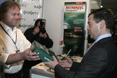 Evgueni Kaspersky con Dmitri Medvédev. Fuente: RIA Novosti / Mikhail Klimentyev