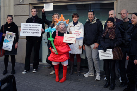 Acto de protesta contra la 'ley Dima Yákovlev' en la sede de Unicef en Barcelona. Fuente: Maite Montroi