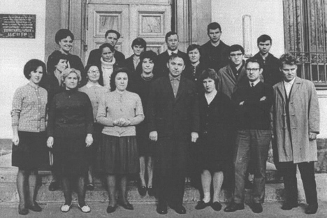 Nikolái Brusentsov (abajo en el centro) y su equipo. Fuente: IEEE