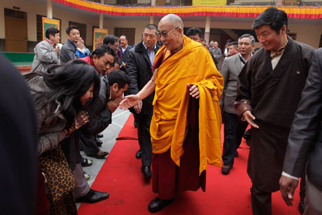 El Dalai Lama saludando a sus seguidores. Fuente: AP