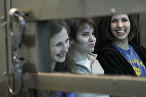 María Aliójina, Ekaterina Samutsevich and Nadezhda Tolokónnikova (primera por la derecha). 1 de octubre del 2012. Fuente: Reuters