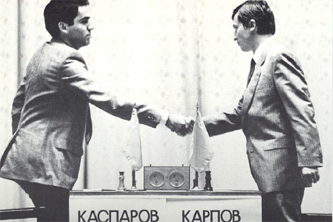 Kaspárov y Karpov se saludan tras una de las 144 partidas que compartieron en su carrera. Foto: chessclub.com