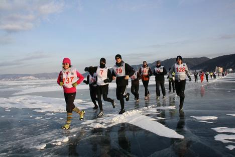 Los atletas se enfrentan a las temperaturas bajo cero (y a los malos espíritus) para correr en el mítico lago siberiano. Fuente: David Isaksson
