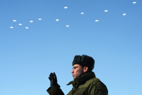 Soldado durante un entrenamiento de las fuerzas aéreas de sacerdotes militares.Fuente: Maksim Blinov / RIA Novosti