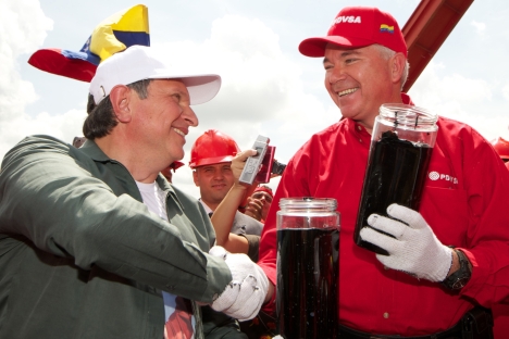 Ígor Sechin (a la derecha) durante una visita a Venezuela. Fuente: Ria Novosti
