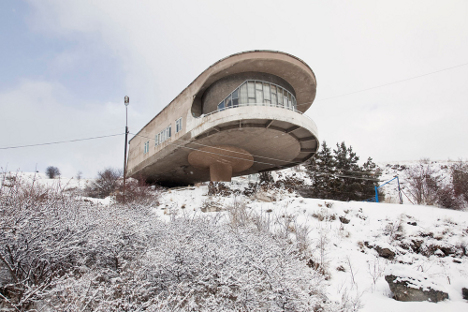Restaurante. Casa de vacaciones de los escritores de Armenia. Arquitecto: Gevorg Kochar. Instituto proyectante: Yerevanproekt.  Fuente: Simona Rota