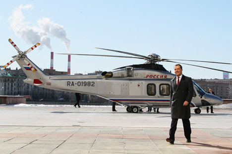 Dmitri Medvedev, primer ministro ruso camina desde el helicóptero después de aterrizarse frente a la Casa de Gobierno ruso en Moscú. Fuente: AP
