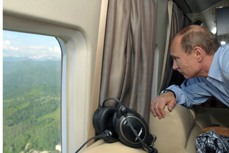 Vladímir Putin mira a través de la ventana de un helicópetero presidencial. Fuente: ITAR-TASS