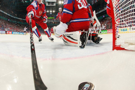 Rusia recibe un gol durante el reciente Mundial de hockey hielo. Fuente: ihhf.com