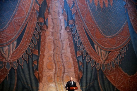 Vladímir Putin habla en la inauguración del Mariinski II. Fuente: AP Photo/Anatoli Maltsev.