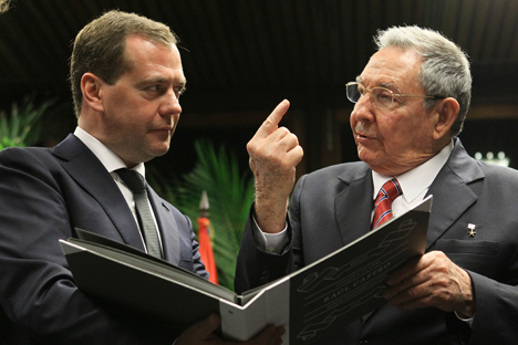 El primer ministro Dmitri Medvédev con Raúl Castro. Fuente: Reuters