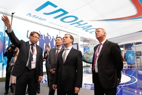 El primer ministro Dmitri Medvédev (en el centro), junto con Alexander Gurko (a la derecha) presidente de GLONASS y Anatoli Chubáis (a la derecha) jefe de Rosnano. Fuente: Ria Novosti