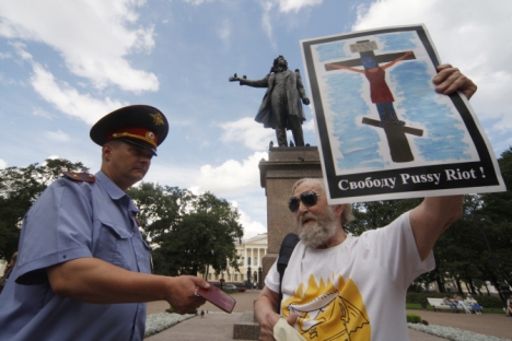 Un policía pide la documentación a un manifestante que participa en una marcha en apoyo a Pussy Riot en San Petersburgo. En el cartel se lee: "¡Libertad a Pussy Riot!". Fuente: Ria Novosti